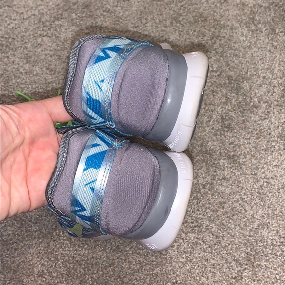 Woman’s 7.5 NIKE shoes - Picture 5 of 7